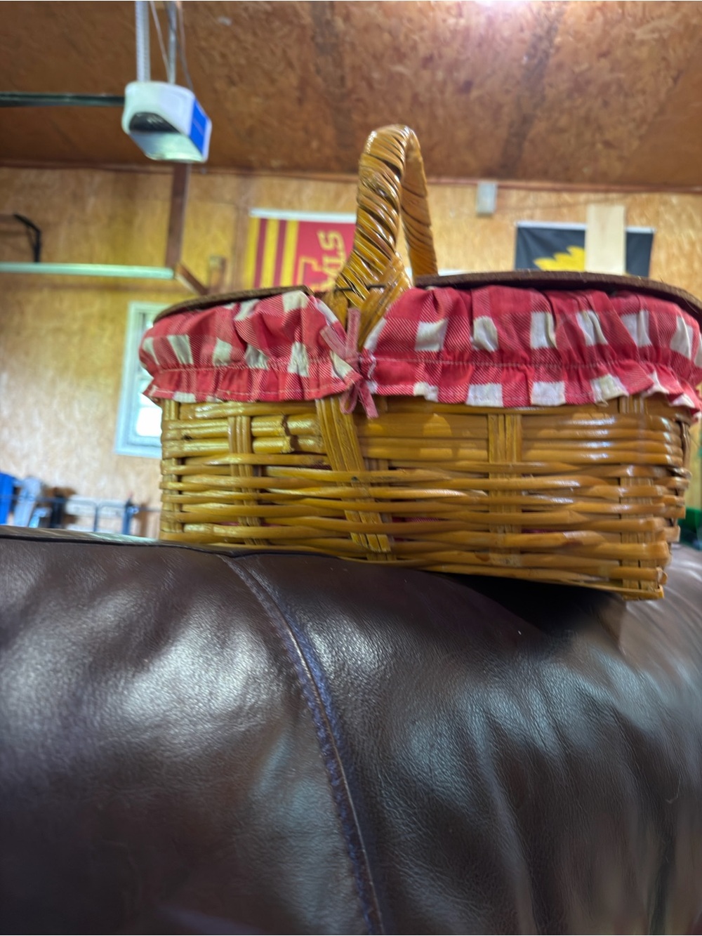 Vintage Picnic basket with red gingham fabric lining - Picture 2 of 3